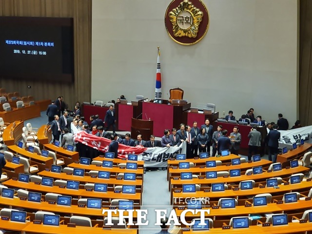 27일 오후 3시로 예정된 국회 본회의 직접 자유한국당 의원들이 단상 쪽을 점거한 뒤 임시국회 회기 결정을 하지 않고, 선거법부터 표결하는 것은 불법이라고 항의하고 있다. /국회=허주열 기자