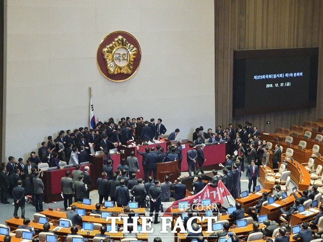 자유한국당을 제외한 범여권 연대가 27일 오후 국회 본회의를 열어 공직선거법 수정안을 가결했다. 이 과정에서 한국당은 육탄저지로 문희상 국회의장의 회의 진행을 방해하려했지만, 질서유지권이 발동되며 막지 못했다. /국회=박숙현 기자