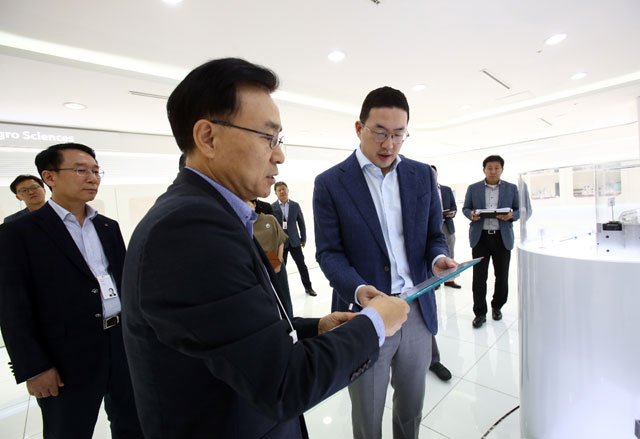 구광모 LG그룹 회장이 지난 8월 LG 대표 소재·부품 R&D 현장인 대전 LG화학 기술연구원을 방문해 3세대 전기차용 배터리’를 살펴보고 있다. /LG그룹 제공