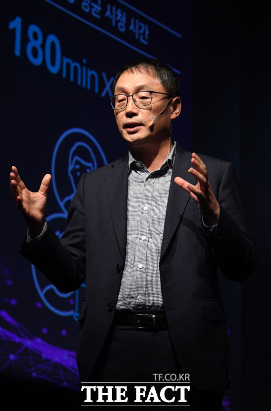 KT 이사회는 전원합의로 구현모 커스터머&미디어부문장(사장)을 차기 회장 후보로 확정했다고 27일 밝혔다. 사진은 구현모 사장이 지난달 4일 서울 광화문 KT스퀘어에서 열린 IPTV 혁신 서비스 기자 간담회에 참석해 서비스를 소개하는 모습. /임영무 기자