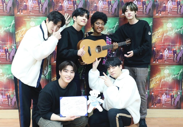 밴드 DAY6가 지난 21일 서울 콘서트에 백혈병 투병 중인 13세 소녀 아마야 루이즈를 초대해 특별한 이벤트를 펼치며 그녀의 꿈을 이뤄줬다. /JYP엔터 제공