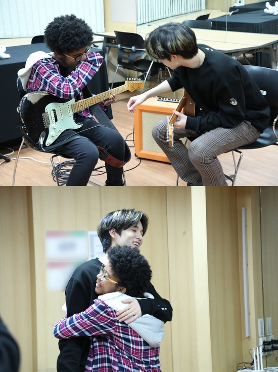 DAY6는 공연 도중 아마야 루이즈의 자리로 가 안아주고 꽃을 건네는 깜짝 이벤트를 펼쳤다. 콘서트 후에는 따로 시간을 내 직접 기타를 가르쳐주고, 미리 준비한 사인 기타를 선물했다. /JYP엔터 제공