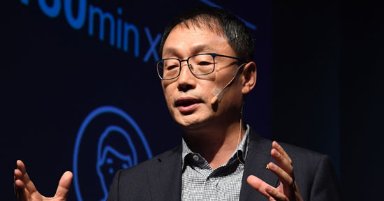 KT 이사회는 전원합의로 구현모 커스터머&미디어부문장(사장)을 차기 회장 후보로 확정했다고 27일 밝혔다. 사진은 구현모 사장이 지난달 4일 서울 광화문 KT스퀘어에서 열린 IPTV 혁신 서비스 기자 간담회에 참석해 서비스를 소개하는 모습. /임영무 기자