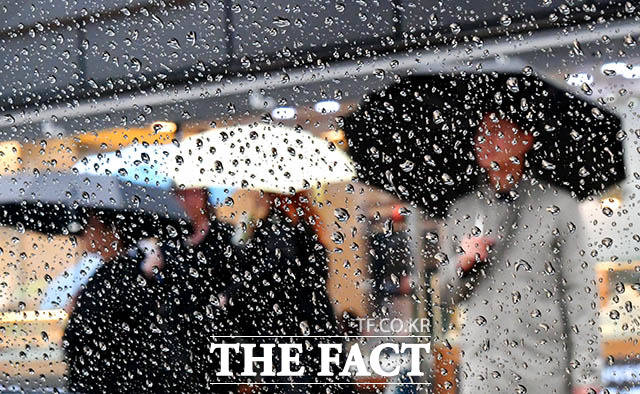 29일 낮부터 비가 시작돼 밤사이 전국으로 확대된다. 포근한 날씨 가운데 중부지방 등 일부 지역은 미세먼지 나쁨을 보이겠다. / 이덕인 기자