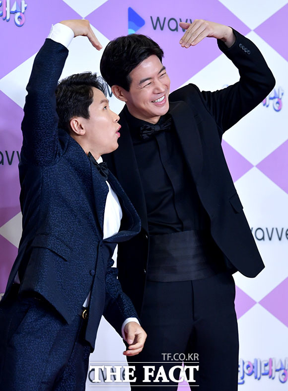 개그맨 양세형(왼쪽)과 배우 이상윤이 28일 오후 서울 마포구 상암산로 SBS 프리즘타워에서 열린 2019 SBS 연예대상에 참석해 포토타임을 갖고 있다./이덕인 기자