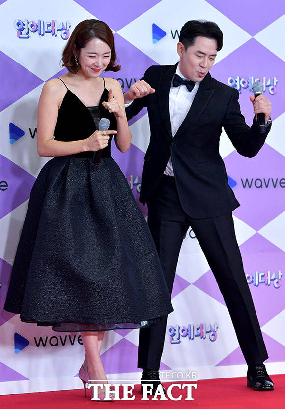 배우 소이현(왼쪽)과 방송인 붐이 28일 오후 서울 마포구 상암산로 SBS 프리즘타워에서 열린 2019 SBS 연예대상에 참석해 포토타임을 갖고 있다./이덕인 기자