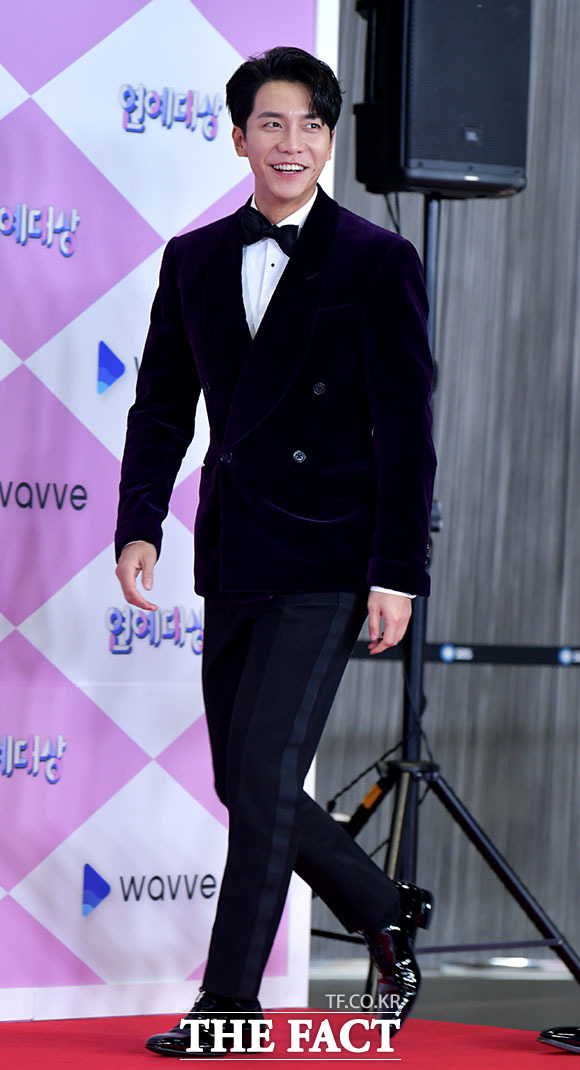 배우 이승기가 28일 오후 서울 마포구 상암산로 SBS 프리즘타워에서 열린 2019 SBS 연예대상에 참석해 포토타임을 갖고 있다./이덕인 기자