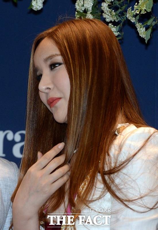 하리수는 29일 방송된 복면가왕에 출연한 뒤 자신을 맞추지 못한 김구라에 촉 많이 죽었다고 일갈했다. /더팩트 DB