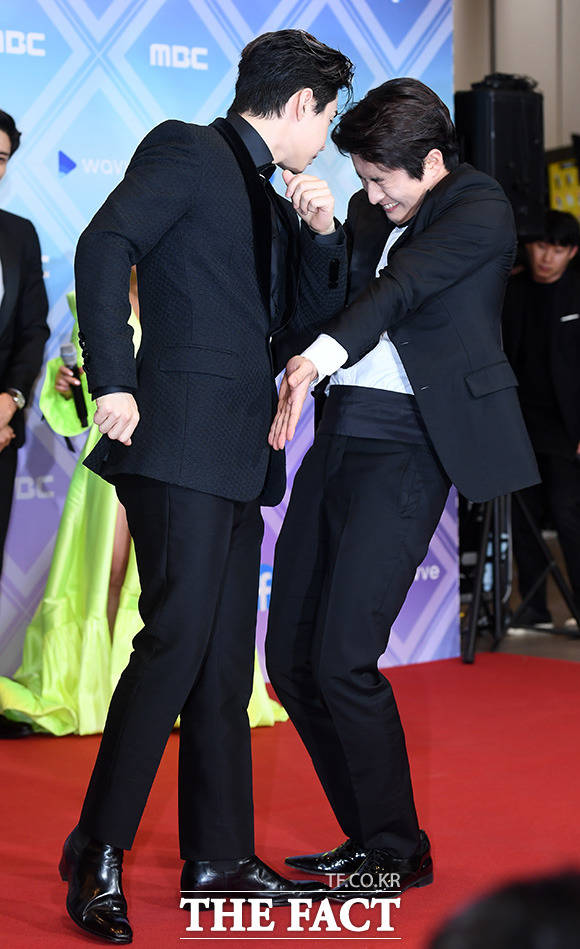 가수 헨리(왼쪽)와 방송인 기안84가 29일 오후 서울 마포구 성암로 MBC 미디어센터에서 열린 2019 MBC 방송연예대상에 참석해 포토타임을 갖고 있다. /남용희 기자