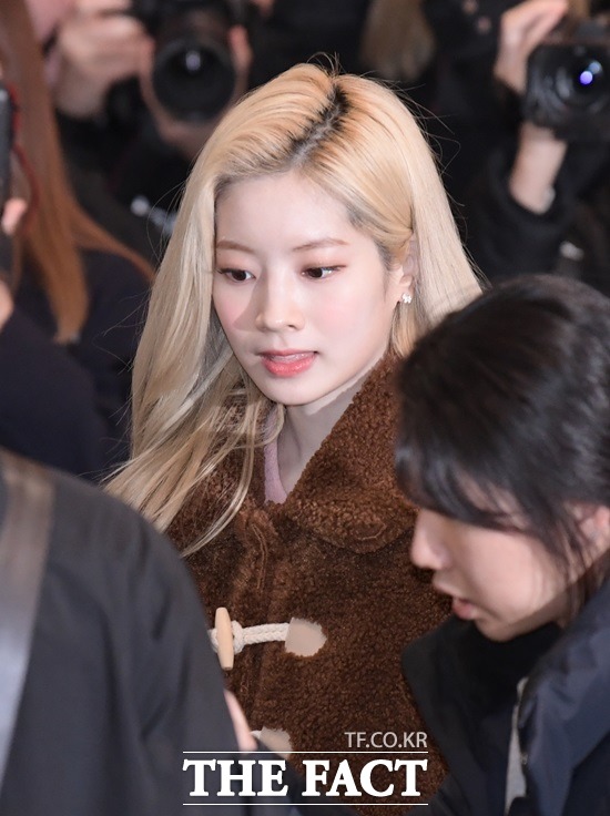 개인정보 유출 법적대응 방침. 공항 직원이 다현의 여권을 확인하는 과정에 팬들의 직캠에 찍히면서 개인정보가 팬들에게 노출됐다. /이선화 기자