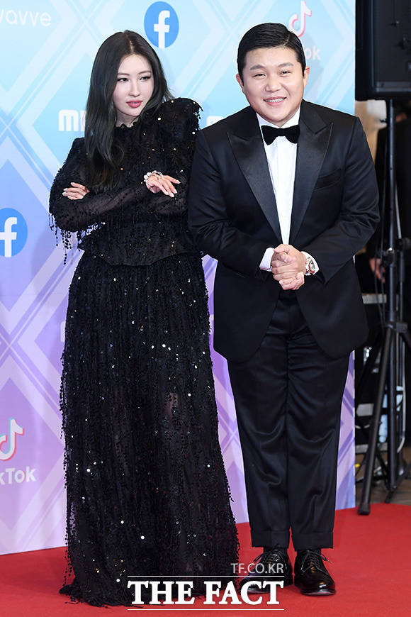방송인 이사배(왼쪽)와 조세호가 29일 오후 서울 마포구 성암로 MBC 미디어센터에서 열린 2019 MBC 방송연예대상에 참석해 포토타임을 갖고 있다. /남용희 기자