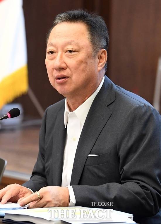 박용만 대한상공회의소 회장은 29일 진행된 출입기자단과 신년 인터뷰에서 규제개혁보다 기득권에 집착하는 정치권을 강한 어조로 비난했다. /더팩트 DB