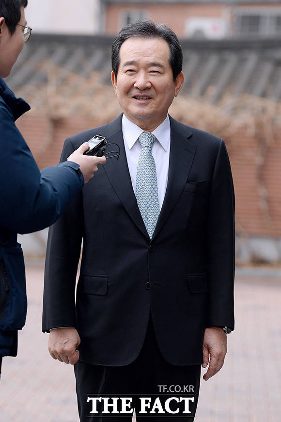 정세균 국무총리 후보자가 30일 오전 서울 종로구 금융감독원 연수원에 마련된 후보자 사무실로 출근하며 취재진의 질문에 답하고 있다. /이선화 기자