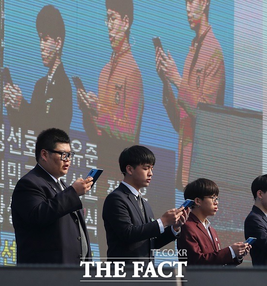 지난 3월 1일 서울 광화문에서 열린 100주년 3.1절 중앙기념식에서 6명의 학생들이 갤럭시 폴드를 들고 독립선언서를 낭독하고 있다. /뉴시스