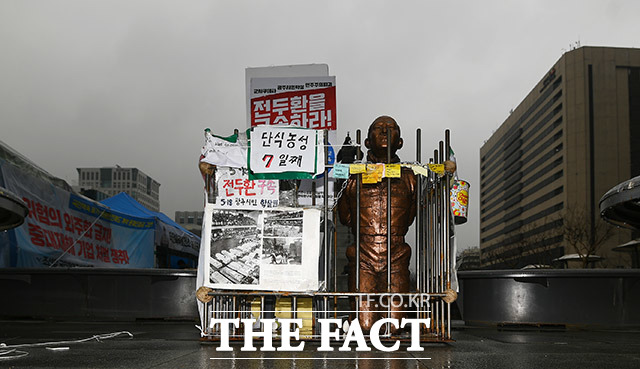 12.12 쿠데타 40년을 맞아 5·18시국회의를 비롯한 시민단체들이 광화문광장에 설치한 전두환 동상이 30일 오후 시민들의 타격으로 훼손되어 있다. /이동률 기자