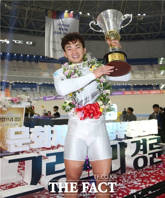 정종진이 29일 2019 그랑프리 경륜 우승으로 사상 최초의 4연패 달성에 성공한 뒤 트로피를 틀어올리고 있다./경륜경정총괄본부 제공