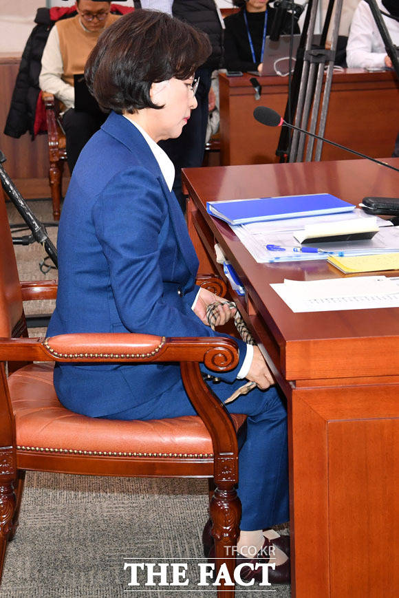 추미애 법무부 장관 후보자가 30일 오후 서울 여의도 국회에서 열린 인사청문회에 출석해 다리에 묶어뒀던 손수건을 풀고 있다./국회=남윤호 기자