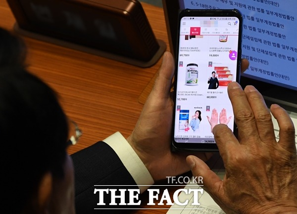 이베이코리아는 내년 온라인 쇼핑 트렌드로 횰로를 선정했다. 횰로는 1인경제와 욜로를 더한 개념이다. /이새롬 기자