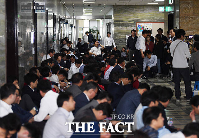 패스트트랙 저지에 나선 한국당 의원들이 지난 4월 26일 오후 국회 7층 의안과 입구를 막고 있는 모습. /배정한 기자