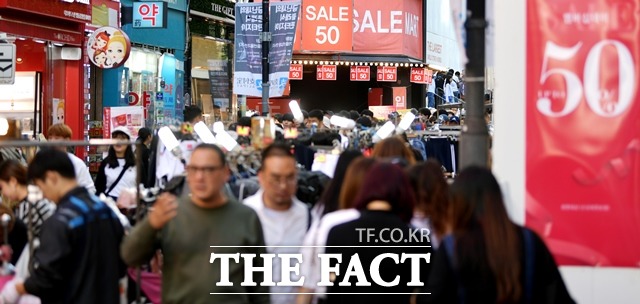 백화점들이 신년세일을 진행하지만 공정위 지침에 따라 그 규모를 줄이며 몸을 사리고 있다. 사진은 서울 중구 명동거리에서 쇼핑하는 사람들 모습. /더팩트 DB