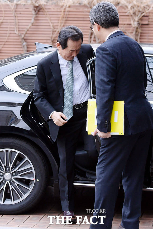 정세균 국무총리 후보자가 30일 오전 서울 종로구 금융감독원 연수원에 마련된 후보자 사무실로 출근하고 있다. /이선화 기자