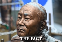 [TF포토] 설치 2주 만에 훼손된 전두환 동상