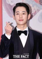 [TF포토] 정해인, '달콤한 손하트'
