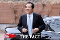 [TF포토] 긴장한 모습으로 출근하는 정세균 국무총리 후보자