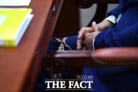 [TF포착] 다리 묶고 청문회 기다리는 추미애