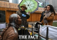 [TF포토] 외국인도 관심있게 보는 전두환 동상