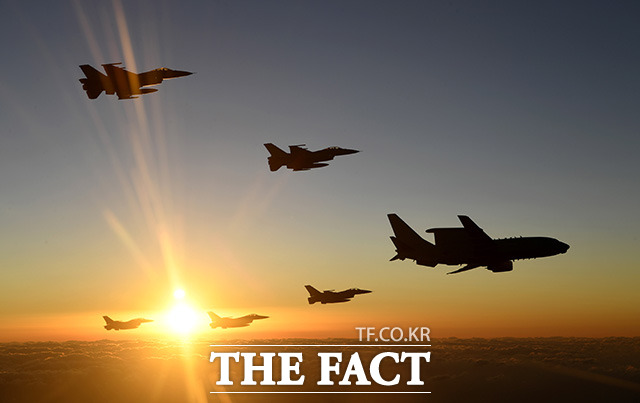 박한기 합참의장이 2019년 한 해를 마무리 하는 31일 ‘하늘의 지휘소’로 불리는 공군 항공통제기 E-737 피스아이에 탑승해 군사대비태세를 점검하고 있다./ 합동참모본부 제공