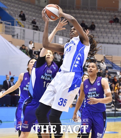 2019-20시즌 국내여자프로농구 WKBL 삼성생명-KB스타즈전을 대상으로 실시한 2019년 마지막 농구토토 W매치 106회차 게임에서 무려 1,000명이 넘는 적중자가 나왔다./WKBL 제공