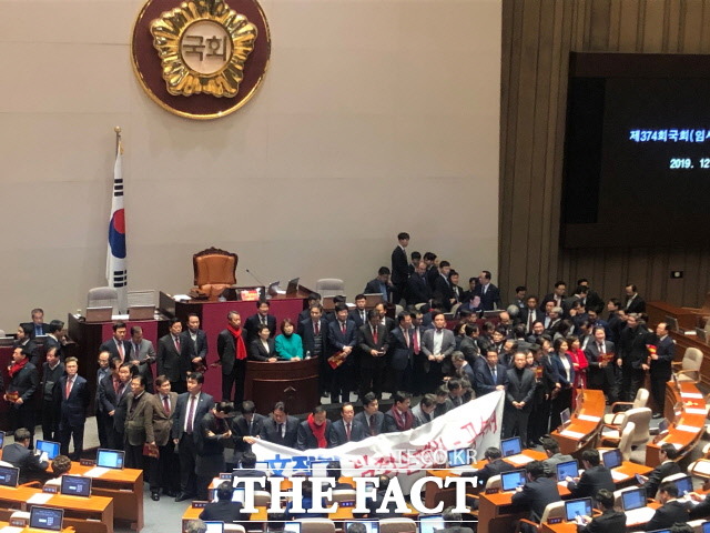 30일 열린 본회의에서 자유한국당 의원들은 공수처법 표결을 저지하기 위해 문희상 국회의장의 의장석 진입을 막고 있는 모습. /문혜현 기자