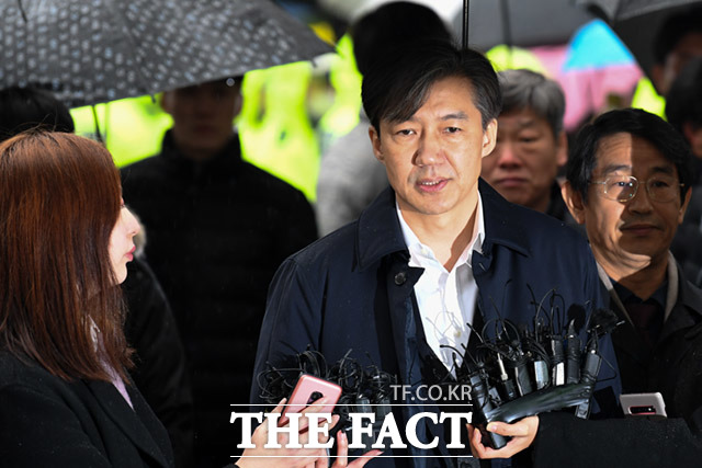 유재수 전 부산부시장의 감찰 무마 의혹을 받고 있는 조국 전 법무부 장관이 26일 오전 서울 송파구 서울동부지방법원에서 열린 구속 전 피의자 심문(영장실질심사)을 받기 위해 들어서고 있다. /임세준 기자