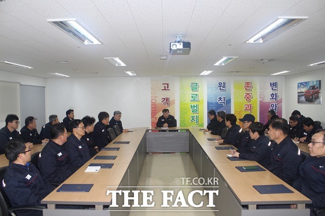 쌍용차가 생산 현장 환경 개선 및 제품 품질 향상 장려를 위해 30일 평택공장에서 2019 CEO 한마음 라운드 워크를 개최했다고 31일 밝혔다. /쌍용차 제공