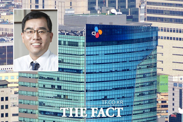 CJ그룹이 30일 단행한 정기 인사에서 CJ제일제당 대표이사 겸 식품사업부문 대표에 강신호 총괄부사장을 내정했다.  /CJ제일제당 제공·더팩트 DB