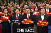  한국당 108명 '의원직 총사퇴' 결의…앞으로 국회는