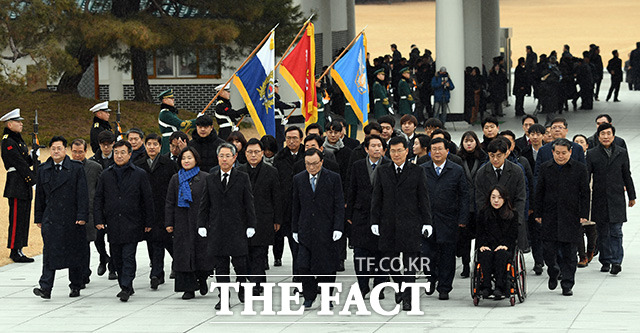 이해찬 더불어민주당 대표와 이인영 원내대표등 당직자와 소속 의원들이 새해 첫 날인 1일 오전 서울 동작구 현충원을 찾아 참배하고 있다./임영무 기자