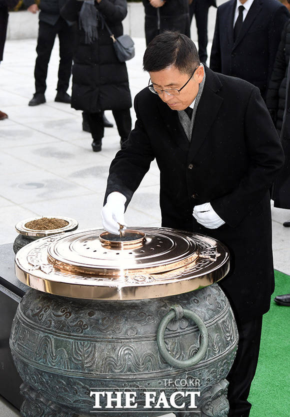 황교안 자유한국당 대표가 새해 첫 날인 1일 오전 서울 동작구 현충원을 찾아 분향하고 있다./임영무 기자