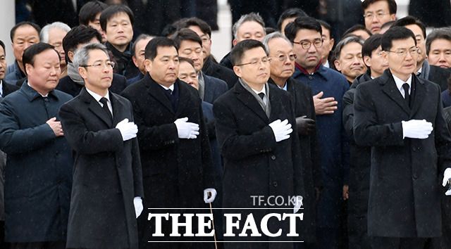 황교안 자유한국당 대표(가운데)와 심재철 원내대표등 당직자와 소속 의원들이 새해 첫 날인 1일 오전 서울 동작구 현충원을 찾아 국기에 대한 경례를 하고 있다./임영무 기자