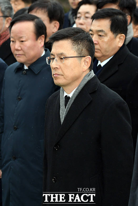 황교안 자유한국당 대표(가운데)와 심재철 원내대표등 당직자와 소속 의원들이 새해 첫 날인 1일 오전 서울 동작구 현충원을 찾아 참배하고 있다./임영무 기자