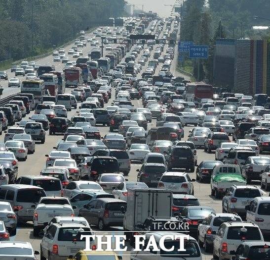 올해 상반기에 10년 이상 된 노후차를 폐차하고 신차를 구매한다면 100만 원 내에서 개별소비세의 70%가 감면된다. /더팩트 D