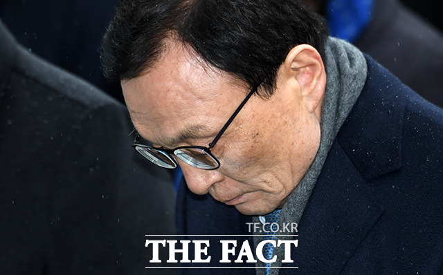 이해찬 더불어민주당 대표가 새해 첫 날인 1일 오전 서울 동작구 현충원을 찾아 현충탑 앞에서 묵념하고 있다./임영무 기자