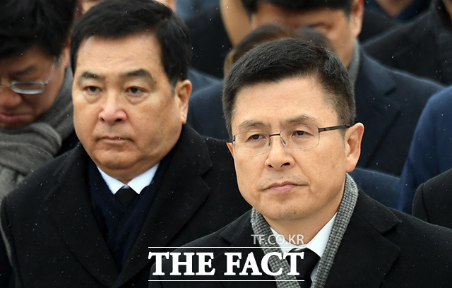 황교안 자유한국당 대표(오른쪽)와 심재철 원내대표등 당직자와 소속 의원들이 새해 첫 날인 1일 오전 서울 동작구 현충원을 찾아 참배하고 있다./임영무 기자