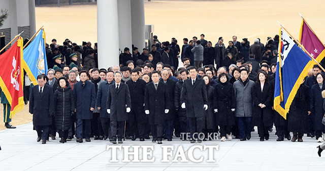 황교안 자유한국당 대표(가운데)와 심재철 원내대표등 당직자와 소속 의원들이 새해 첫 날인 1일 오전 서울 동작구 현충원을 찾아 참배하고 있다./임영무 기자