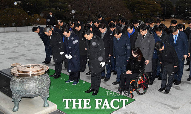 이해찬 더불어민주당 대표와 이인영 원내대표등 당직자와 소속 의원들이 새해 첫 날인 1일 오전 서울 동작구 현충원을 찾아 참배하고 있다./임영무 기자