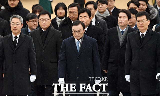 이해찬 더불어민주당 대표와 이인영 원내대표등 당직자와 소속 의원들이 새해 첫 날인 1일 오전 서울 동작구 현충원을 찾아 참배하고 있다./임영무 기자
