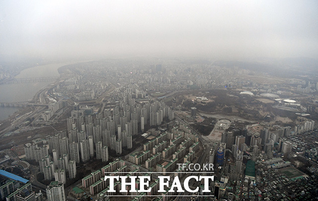 2020 경자년 첫날인 1일 오전 서울 송파구 롯데월드타워 서울스카이에서 본 하늘이 잔뜩 흐린 모습을 보이고 있다./임영무 기자