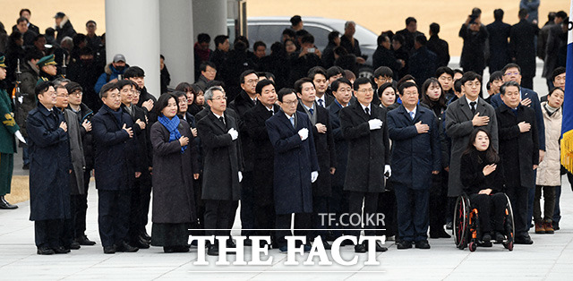 이해찬 더불어민주당 대표(가운데)와 이인영 원내대표등 당직자와 소속 의원들이 새해 첫 날인 1일 오전 서울 동작구 현충원을 찾아 국기에 대한 경례를 하고 있다./임영무 기자