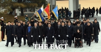 [TF포토] 새해 첫 날 현충원 찾은 더불어민주당